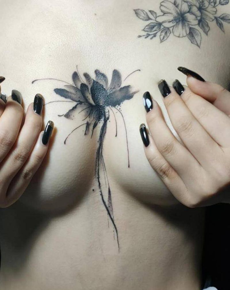 胸口强力遮盖前前男友名字纹身图片_胸部水墨荷花纹身图案