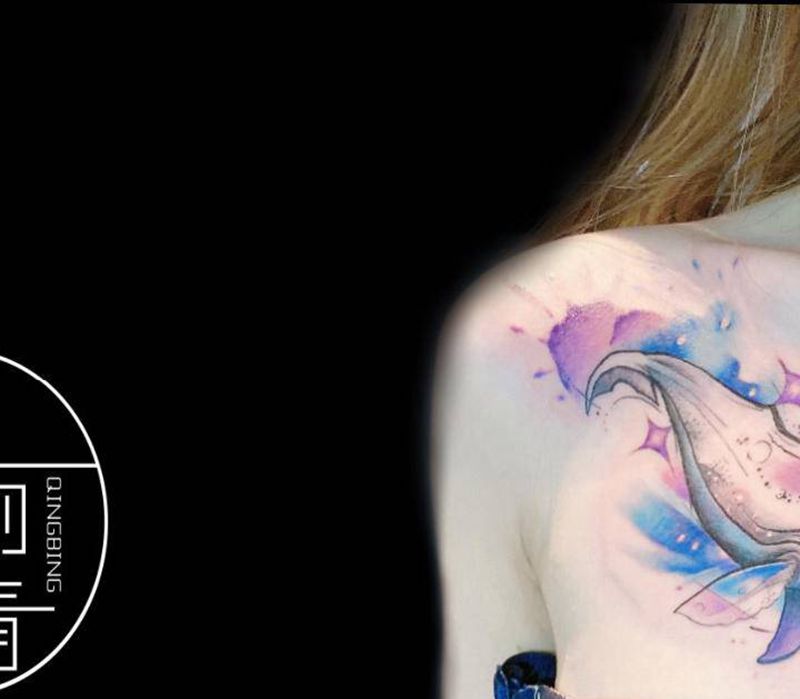 彩色鲸鱼遮盖纹身图片_胸部水彩鲸鱼纹身图案