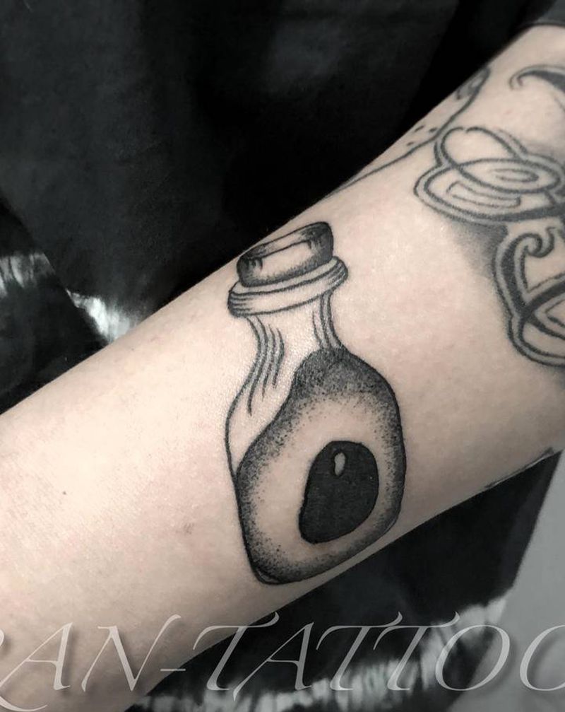 山羊眼睛标本纹身图片_手臂点刺纹身图案