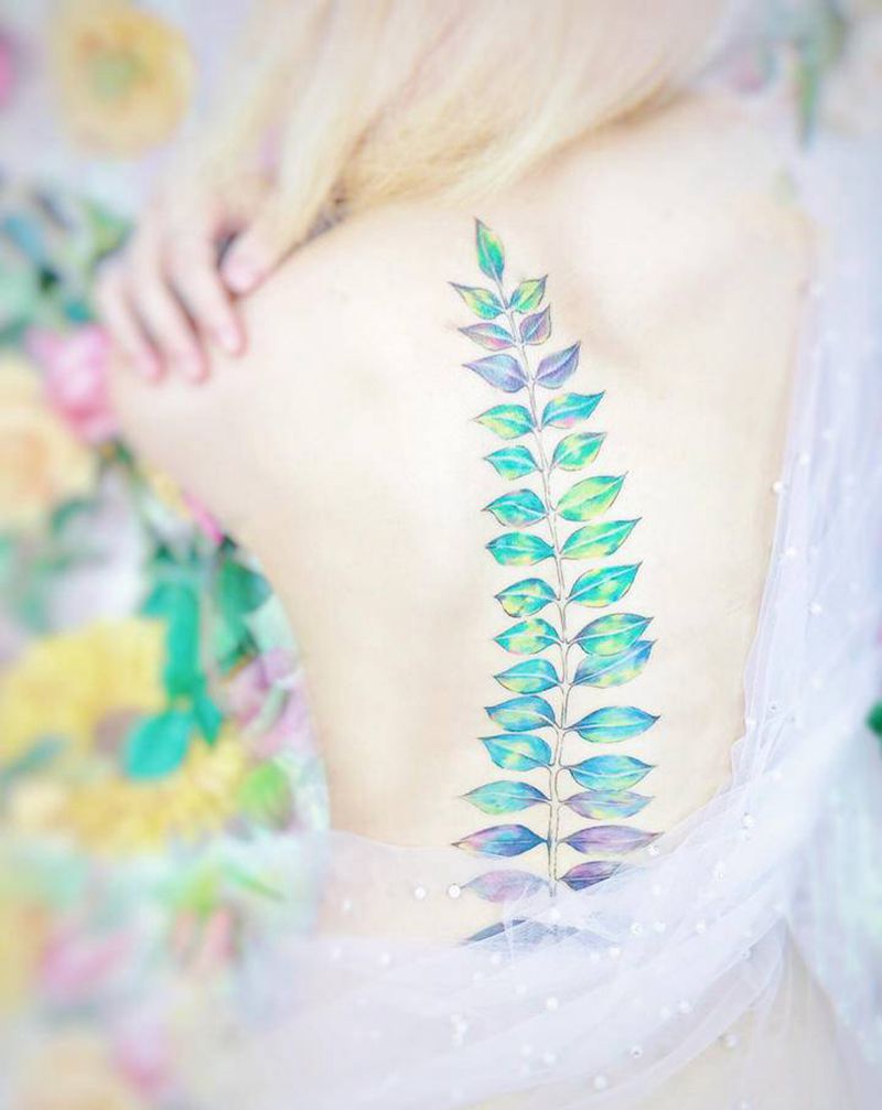 叶子纹身图片_背部水彩叶子水彩脊椎纹身图案
