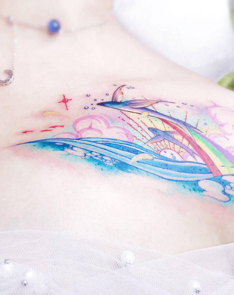 飞鱼纹身图片_胸部水彩飞鱼云海纹身图案