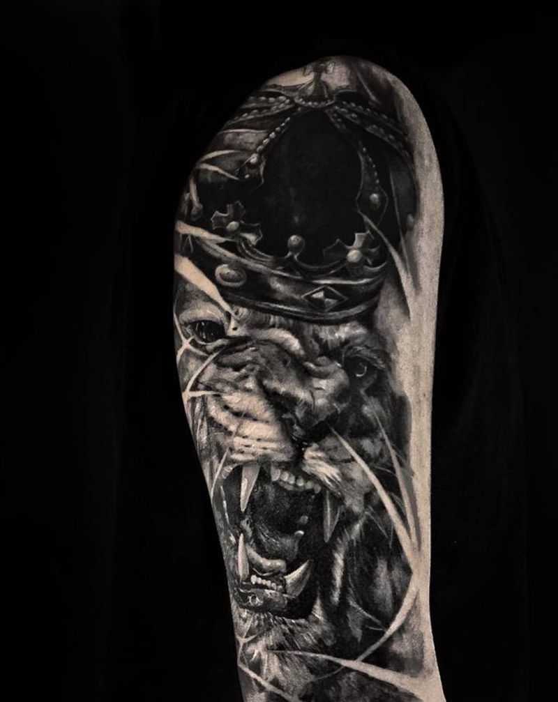 狮子，时钟花臂—遮盖纹身图片_手臂欧美写实狮子时钟王冠纹身图案