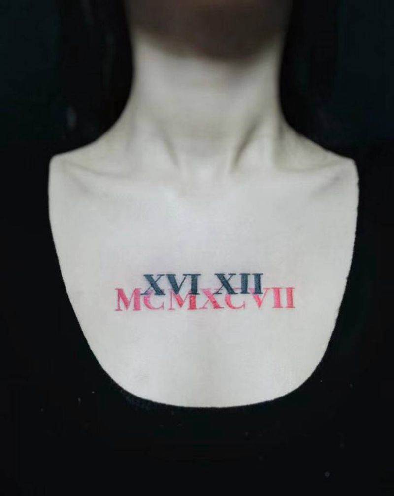 生日纹身图片_胸部图腾花体字生日罗马数字红黑纹身图案