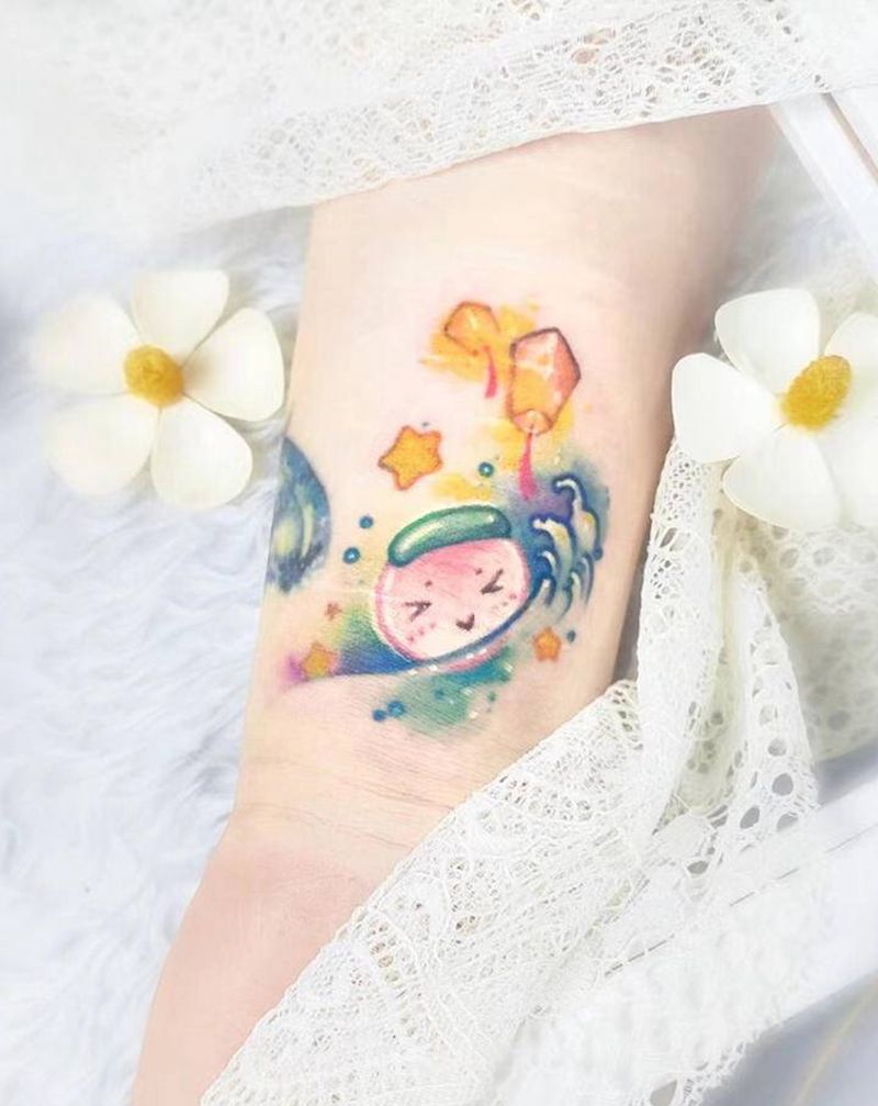元宵纹身图片_手臂水彩卡通遮盖元宵纹身图案
