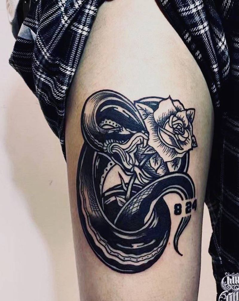 黑曼巴纹身图片_腿部黑曼巴花纹身图案