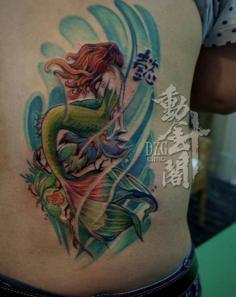 悬崖上的美人鱼纹身图片_背部New School欧美写实美人鱼食人花海浪纹身图案