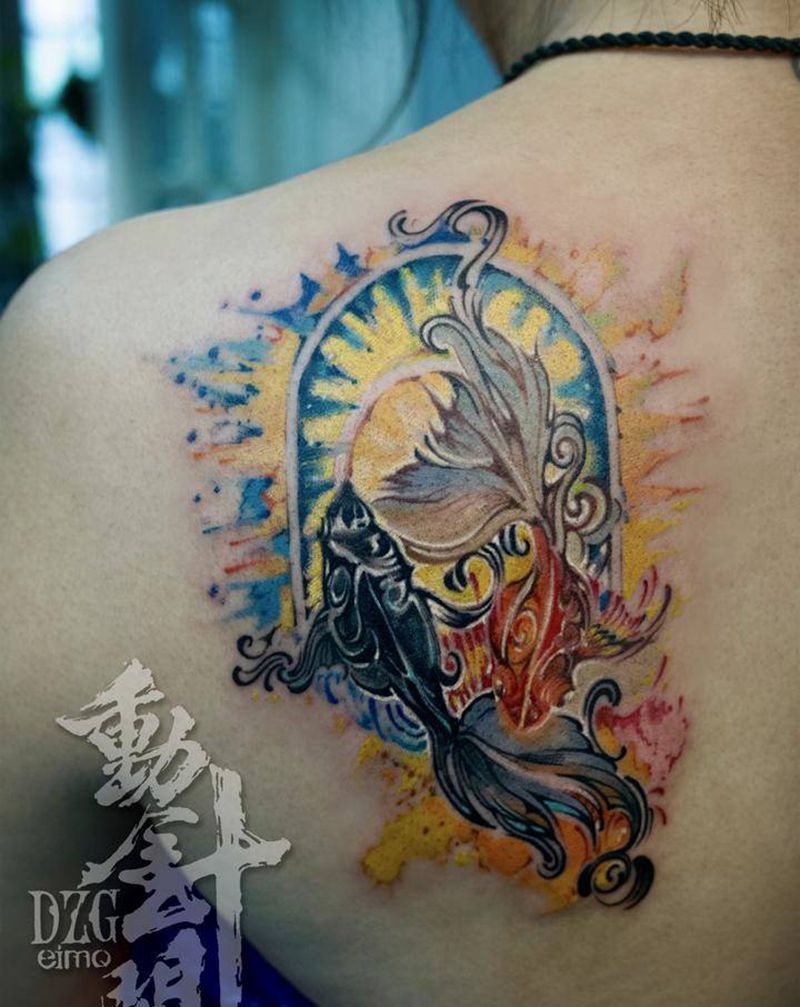 金拱门纹身图片_背部水彩金鱼纹身图案