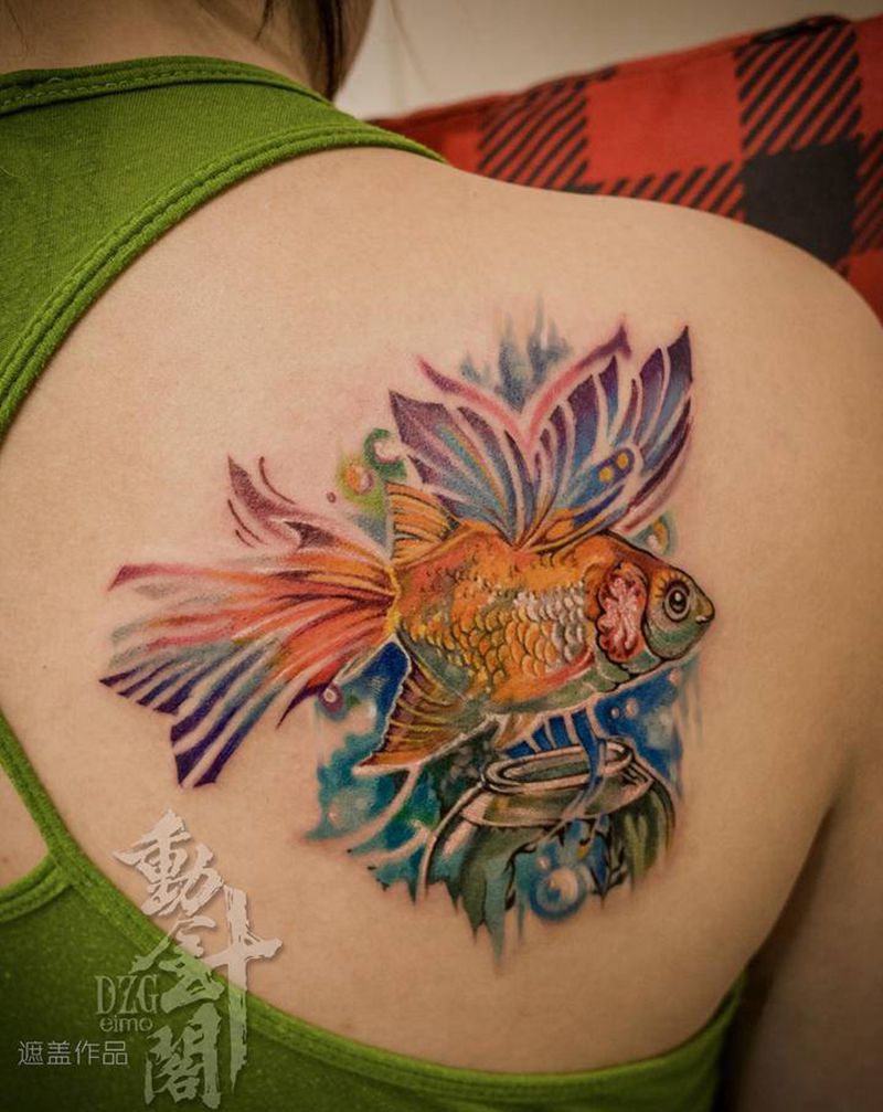 假自由纹身图片_背部水彩金鱼飞鱼纹身图案