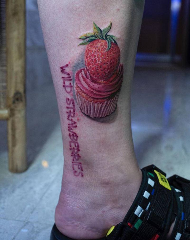 cupcake纹身图片_腿部欧美写实草莓蛋糕纹身图案