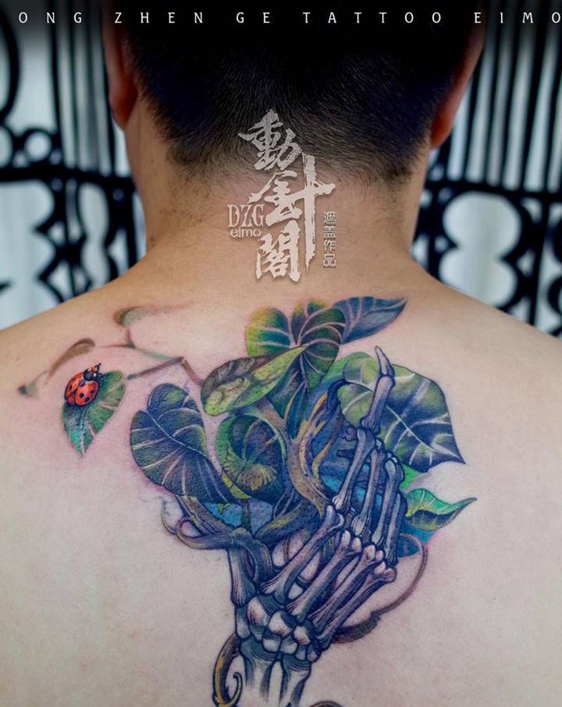 小曲纹身图片_背部New School爬墙虎骷髅纹身图案