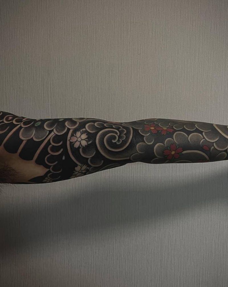 添加泡泡云纹身图片_手臂手部老传统纹身图案