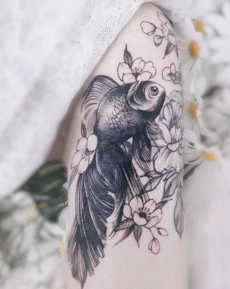 金鱼，素花—遮盖纹身图片_手臂点刺金鱼素花遮盖纹身图案