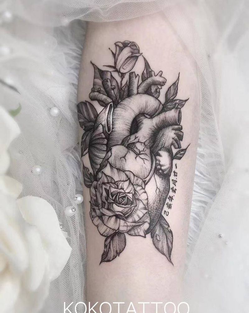 心脏纹身图片_手臂点刺花体字暗黑心脏素花纹身图案