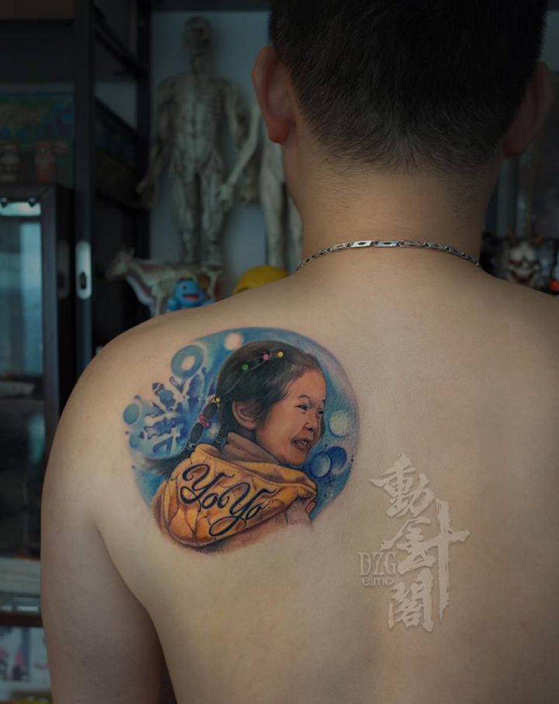 女儿叫yoyo纹身图片_背部欧美写实女儿孩子头像纹身图案