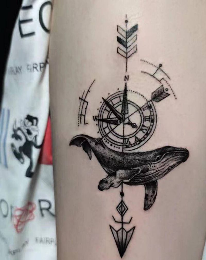 鲸鱼，指南针纹身图片_手臂点刺指南针几何小写实纹身图案