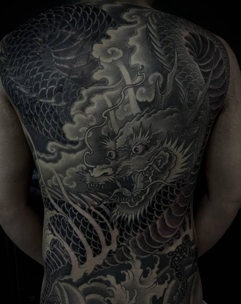 满背龙纹身图片_背部老传统新传统纹身图案