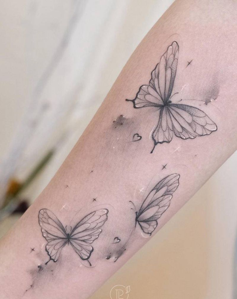 小臂蝴蝶纹身