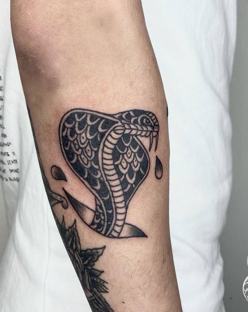 蛇纹身图片_手臂Old School蛇纹身图案