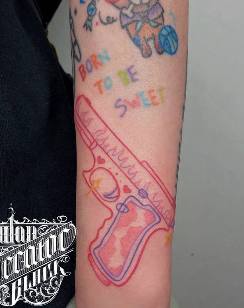 美少女枪枪+爷爷写的字纹身图片_手臂New School卡通枪字纹身图案