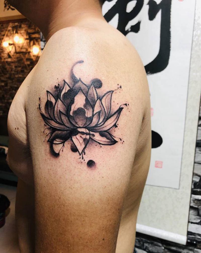 荷花纹身图片_肩部水墨纹身图案