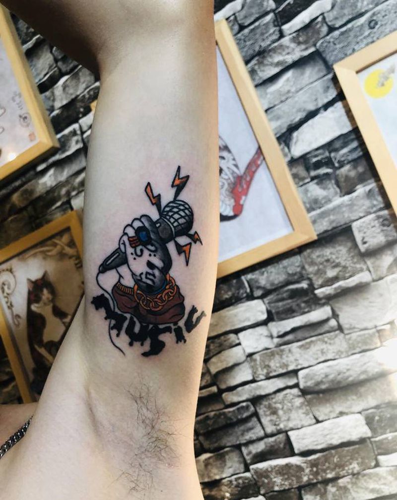 麦克风遮盖纹身图片_手臂老传统纹身图案