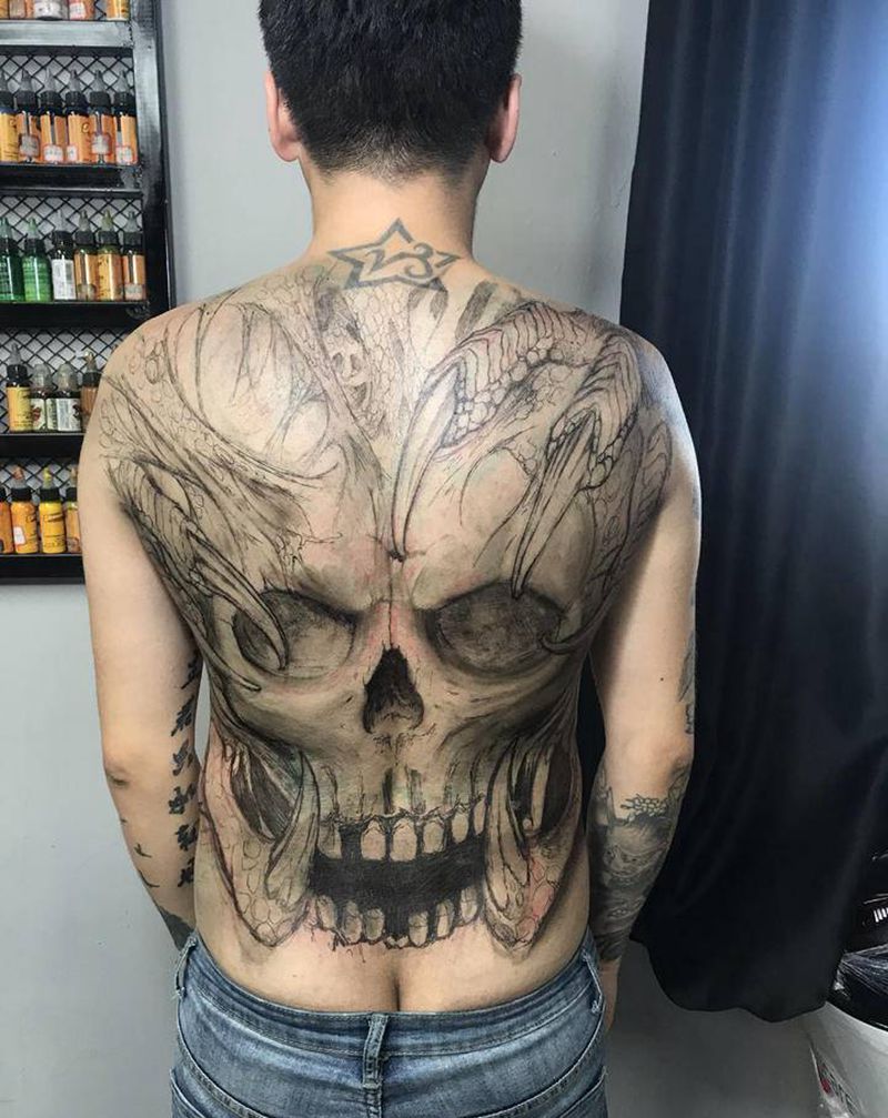 龙骷纹身图片_背部新传统欧美写实纹身图案