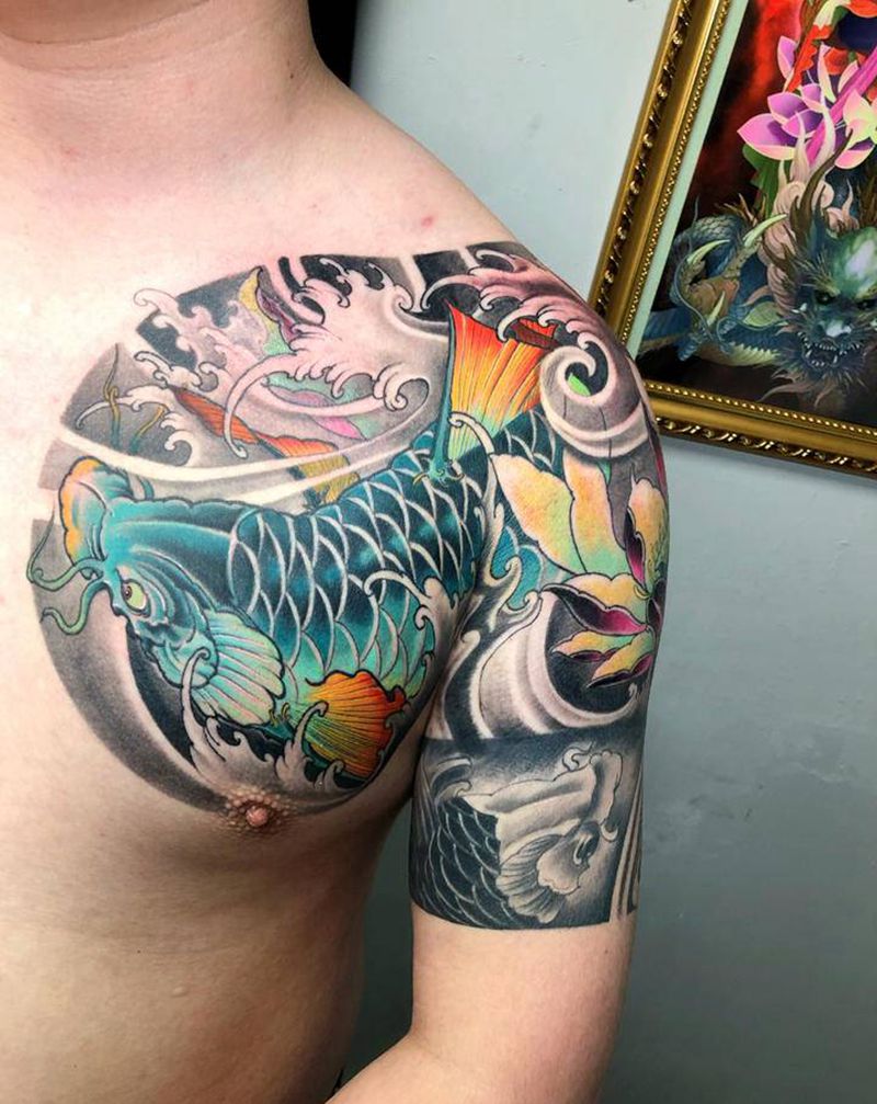 新传统半甲，半胛纹身图片_胸部手臂新传统鲤鱼荷花水浪纹身图案