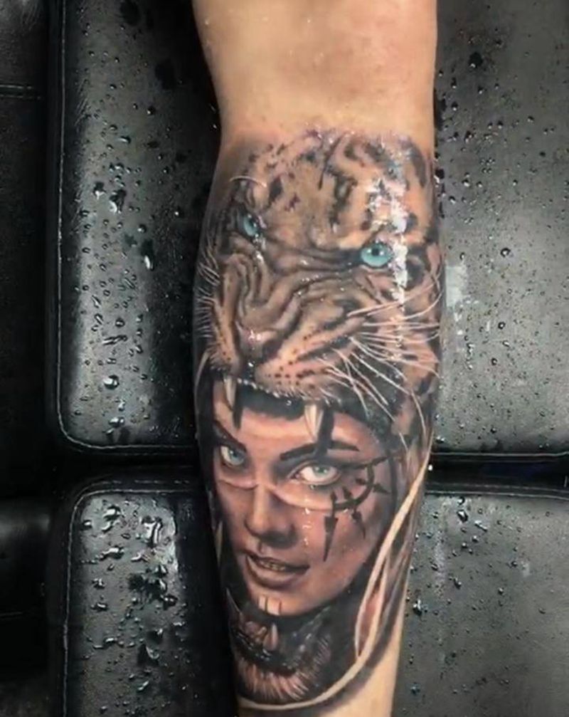 美女野兽纹身图片_腿部欧美写实纹身图案