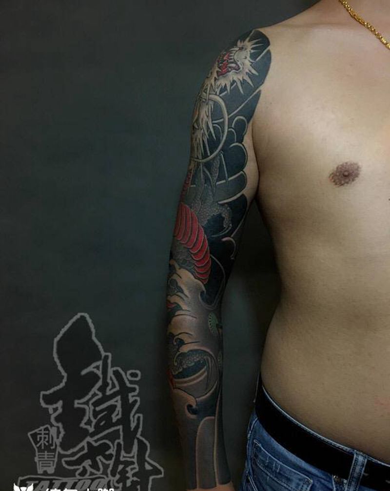 威龙绕臂纹身图片_手臂手部老传统新传统龙纹身图案