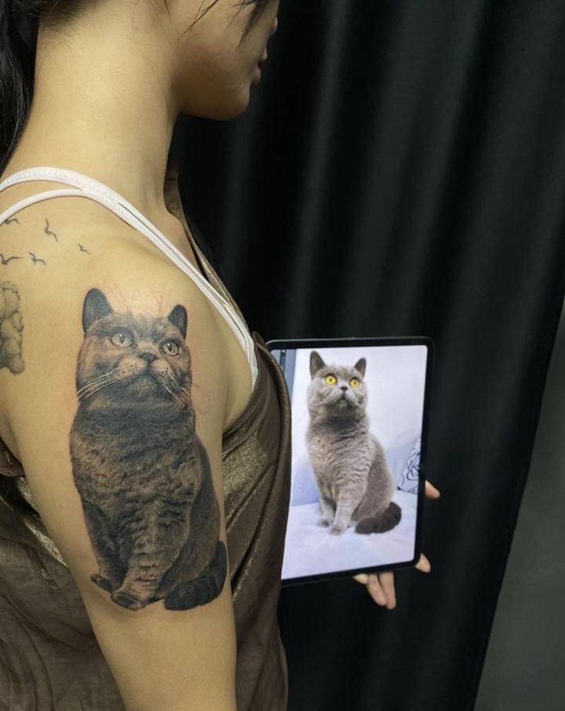客人家的猫纹身图片_手部欧美写实纹身图案
