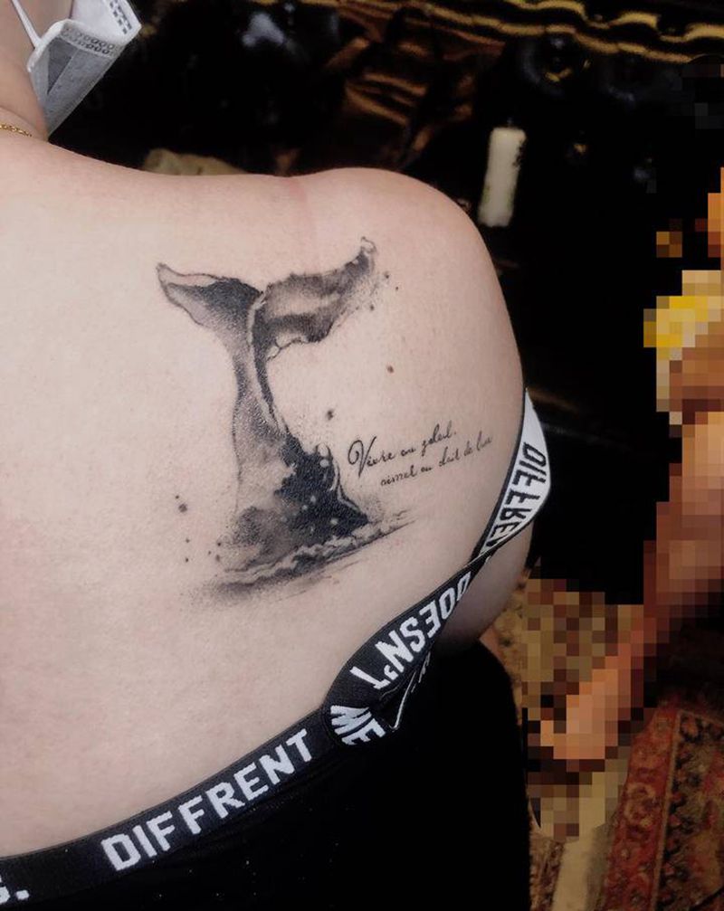 鲸鱼尾巴纹身图片_背部纹身图案