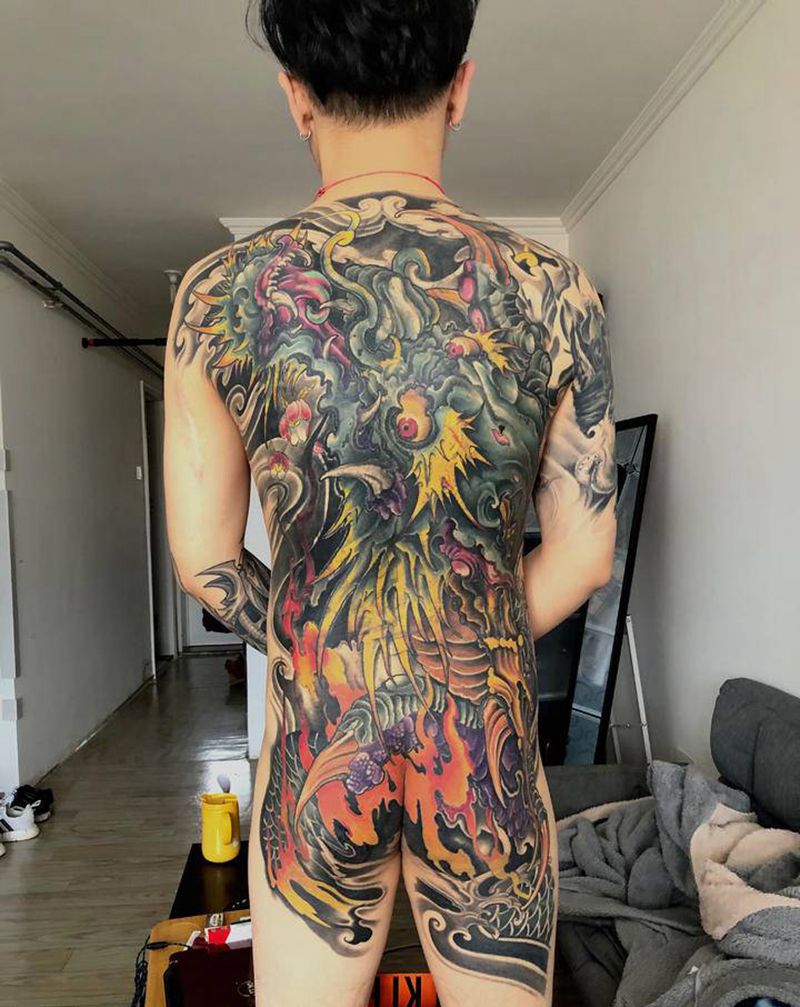 覆盖满背纹身图片_背部臀部新传统龙遮盖樱花纹身图案