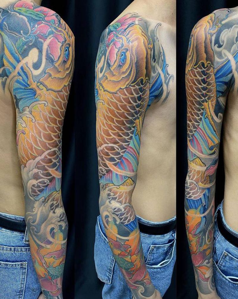 新传统鲤鱼纹身图片_手臂手部新传统老传统鲤鱼荷花花臂纹身图案