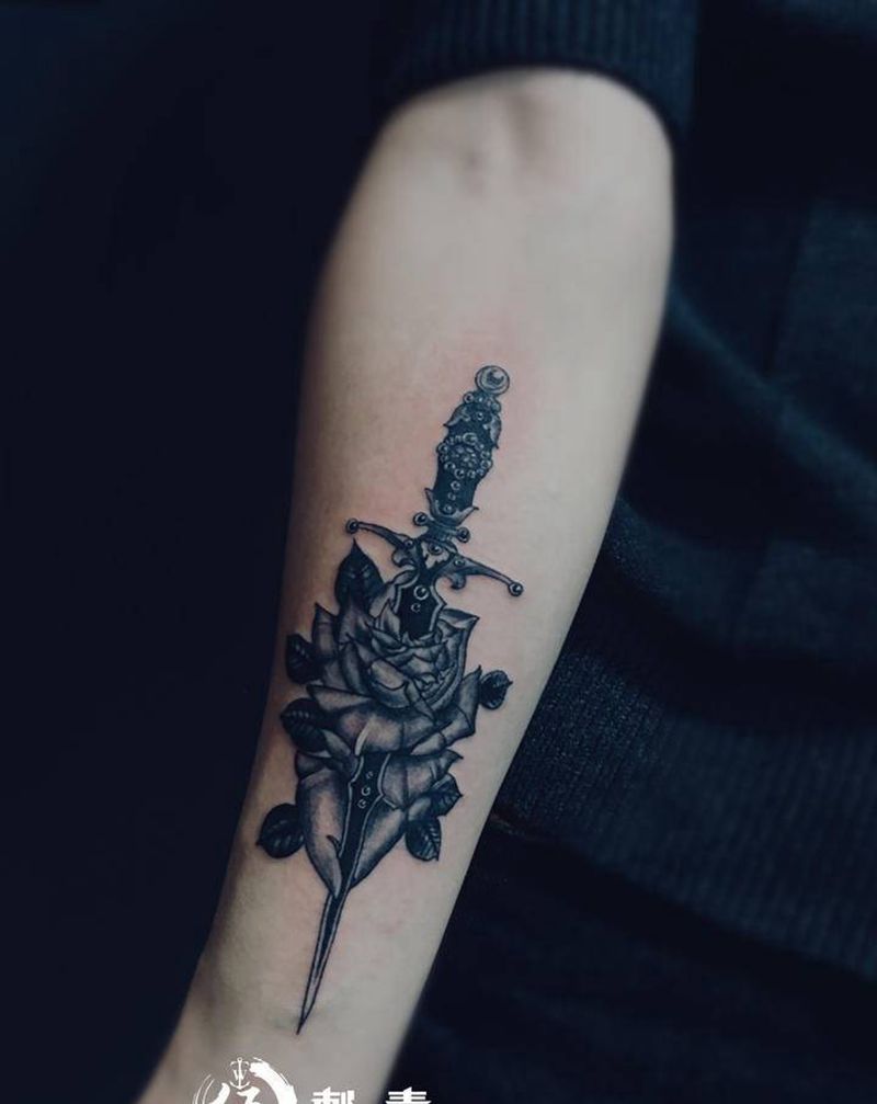 花与剑纹身图片_手臂纹身图案