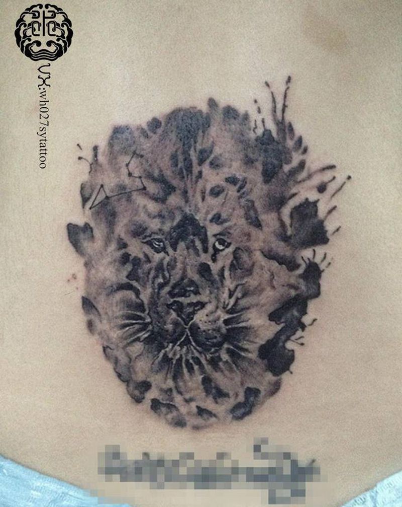水墨狮子纹身图片_腰部水墨狮子纹身图案