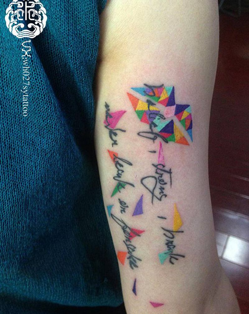 拼图嘴唇纹身图片_手臂花体字几何嘴唇纹身图案