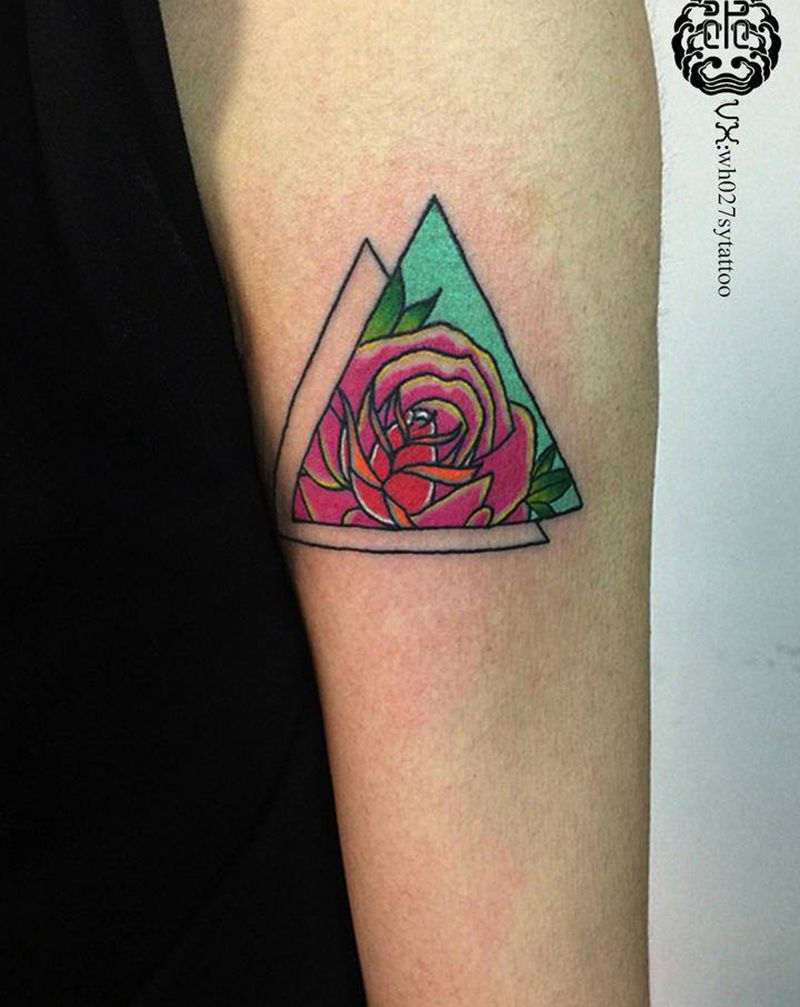 三角玫瑰纹身图片_手臂几何New School玫瑰三角纹身图案