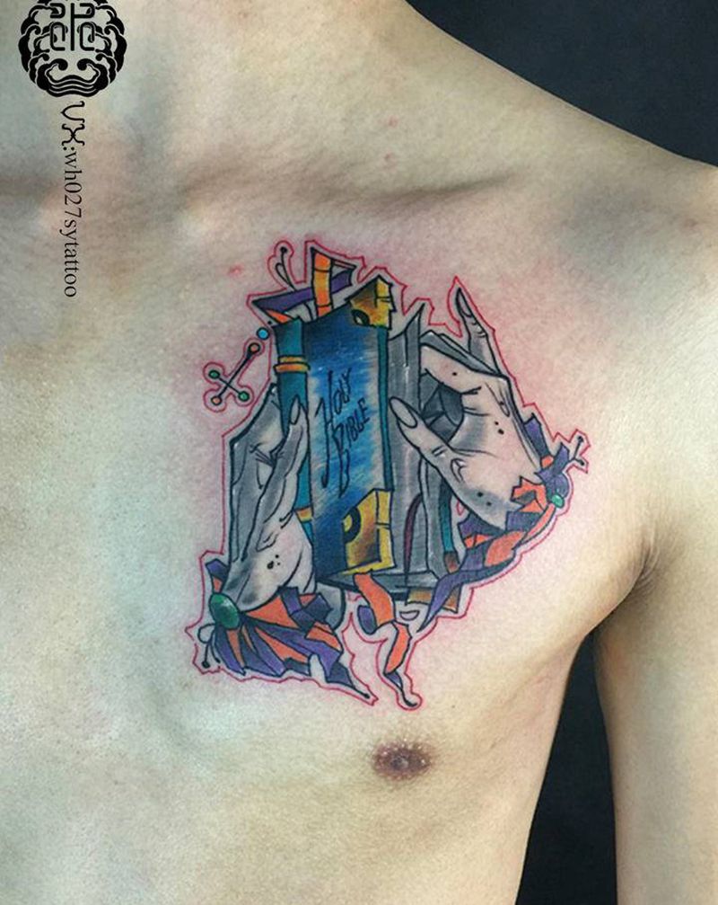 a圣经手纹身图片_胸部New School圣经手纹身图案