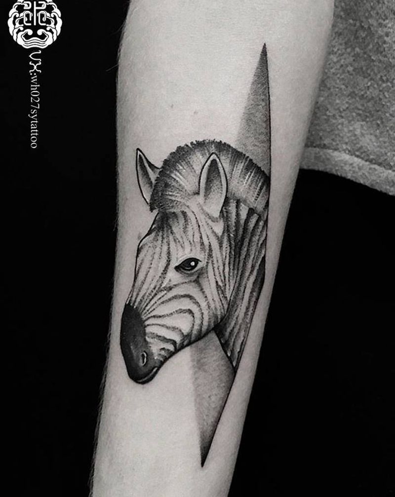 斑马纹身图片_手臂欧美写实点刺斑马纹身图案