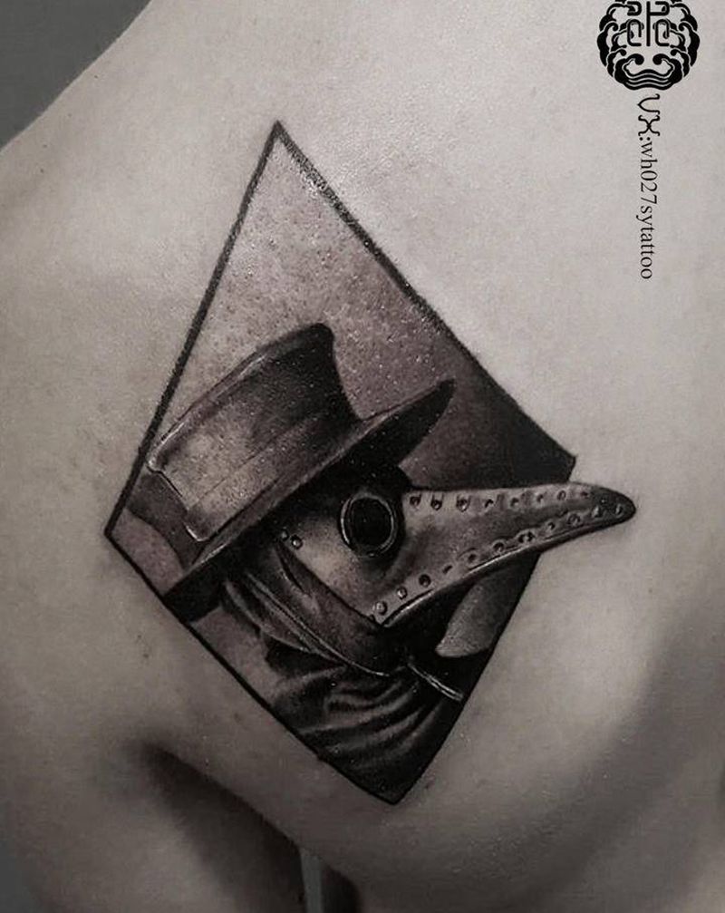 瘟疫面具纹身图片_肩部欧美写实面具乌鸦纹身图案