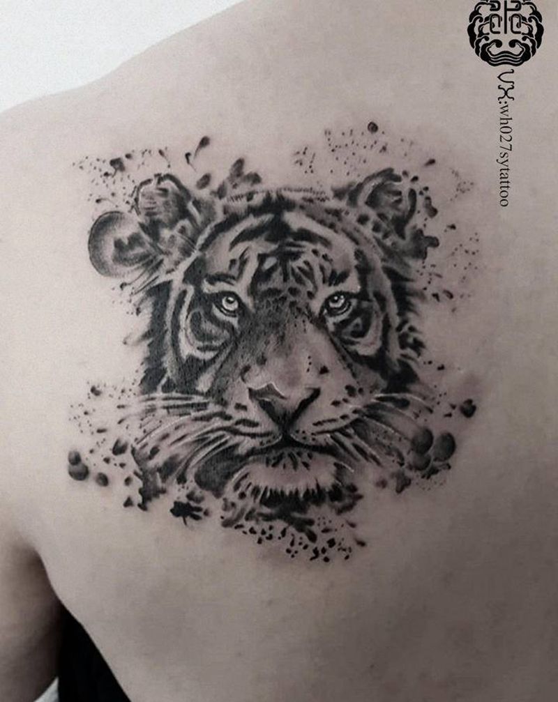 虎头纹身图片_肩部水墨虎虎头纹身图案