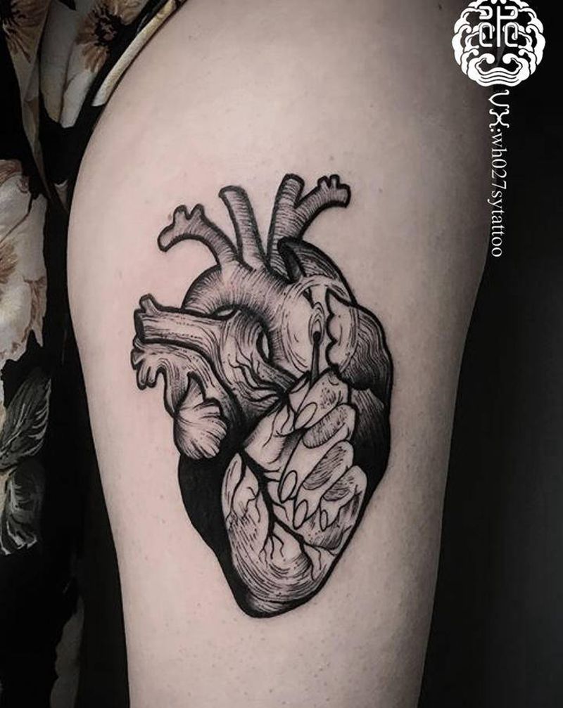 心脏纹身图片_腿部欧美写实手心脏纹身图案