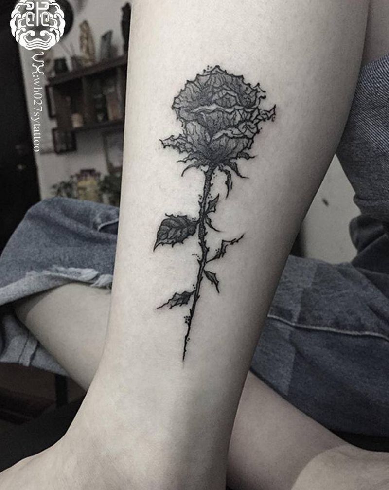玫瑰纹身图片_腿部欧美写实水墨玫瑰花纹身图案