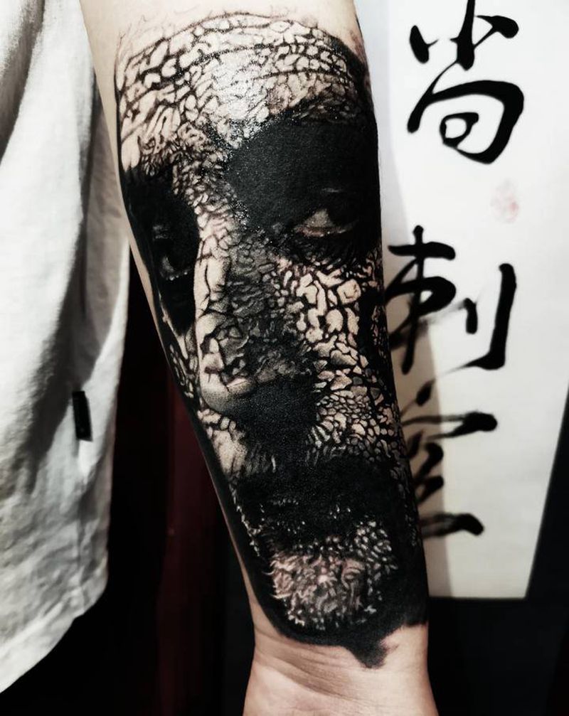 电锯惊魂纹身图片_手部欧美写实纹身图案