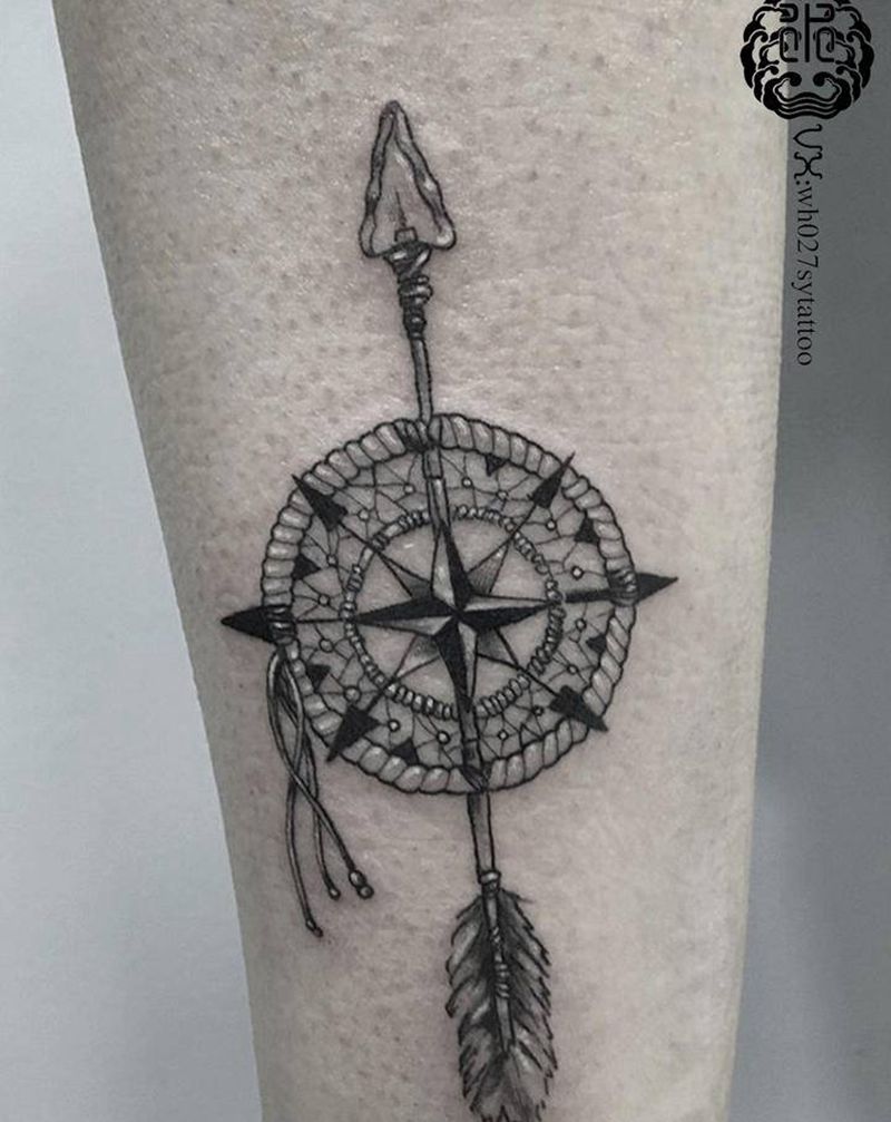 羽箭指南针纹身图片_腿部欧美写实捕梦网羽箭指南针纹身图案