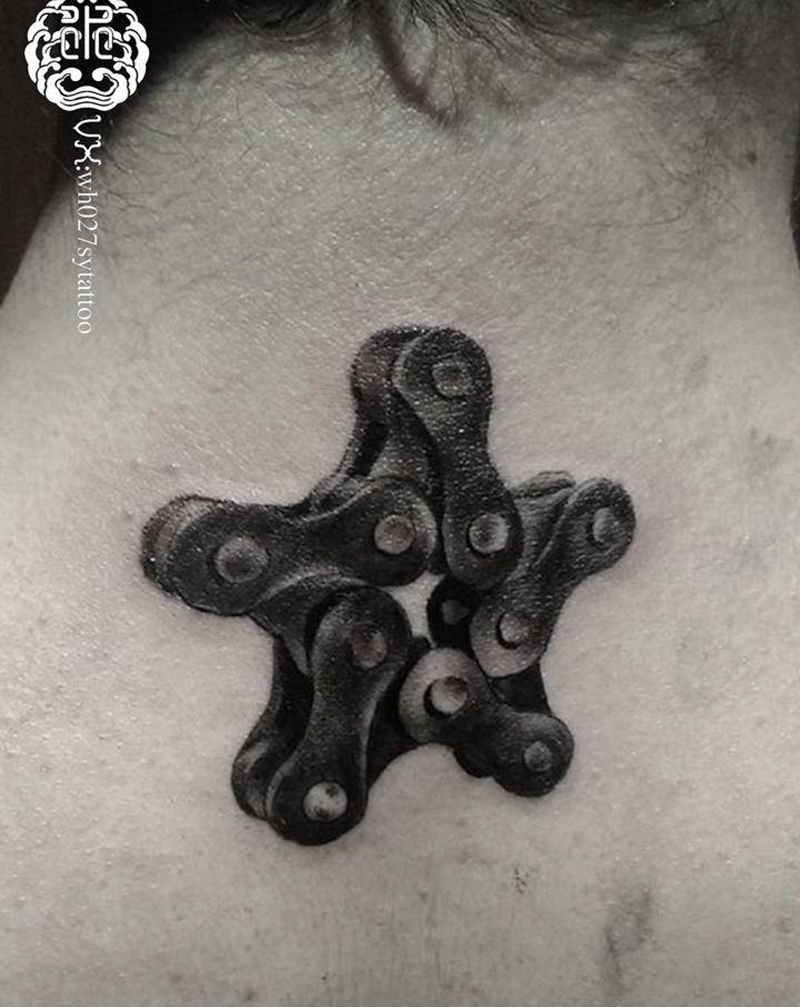 链条五芒星纹身图片_背部欧美写实链条五芒星纹身图案