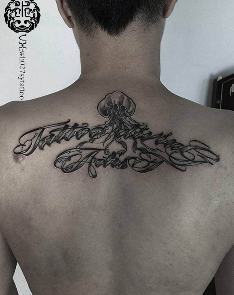 水母纹身图片_背部欧美写实花体字水母纹身图案