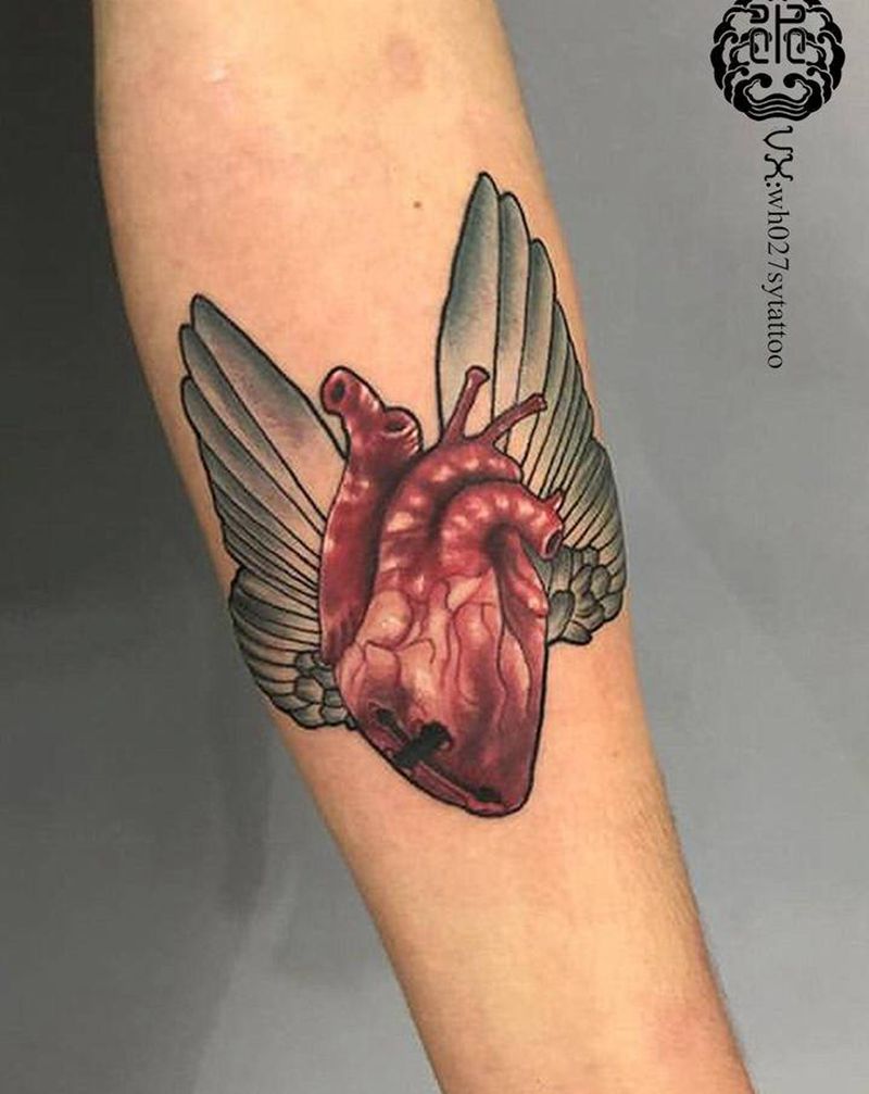 心脏/翅膀纹身图片_手臂欧美写实翅膀心脏纹身图案