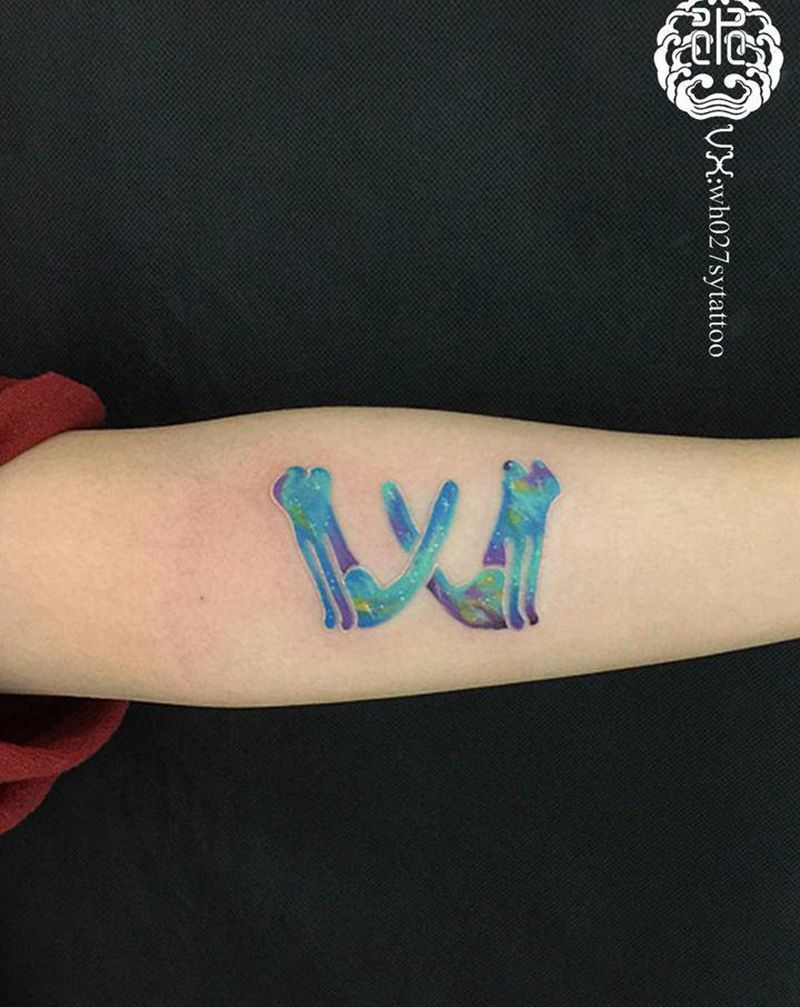 W猫纹身图片_手臂水彩猫W双子纹身图案