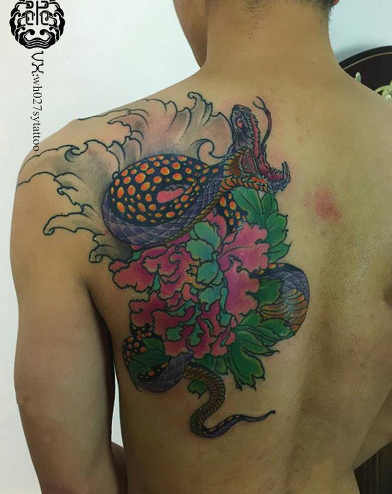 牡丹蛇纹身图片_肩部新传统牡丹蛇水浪纹身图案